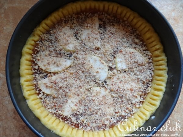 Яблочная шарлотка из песочного теста с меренгой и грецкими орехами