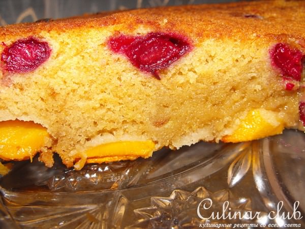 Перевертыш с вишней и персиками.