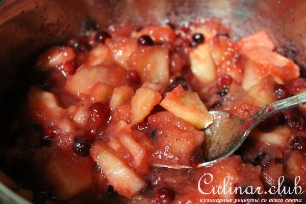 Пирог с яблоками и клюквой