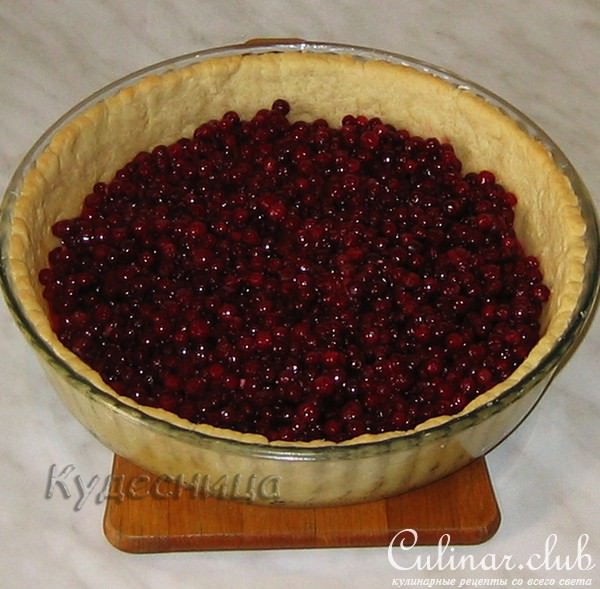 Пирог с брусникой и меренгой
