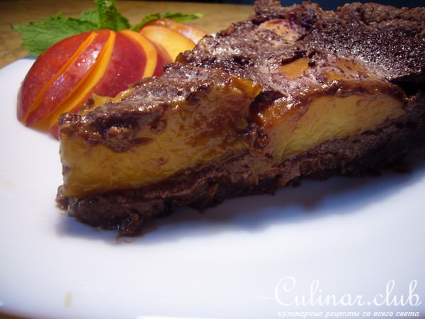 Шоколадный пирог с карамелизованными нектаринами. 