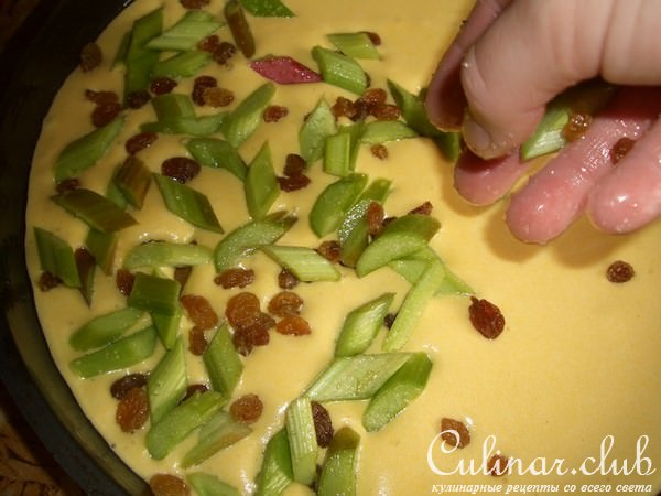 Кукурузный бисквит с ревенем и изюмом
