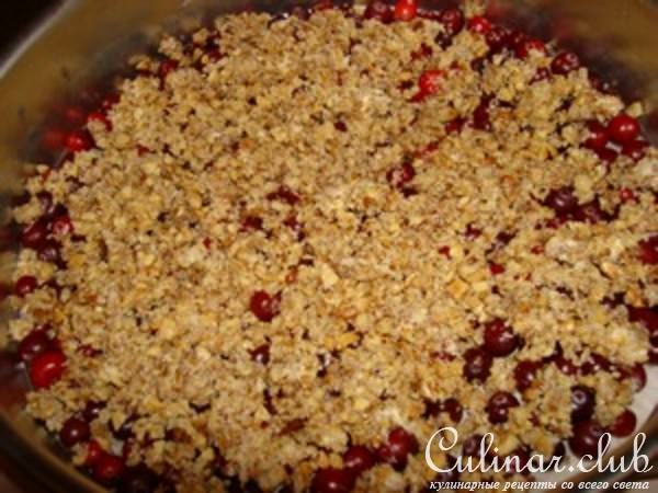 Клюквенный пирог с грецкими орехами