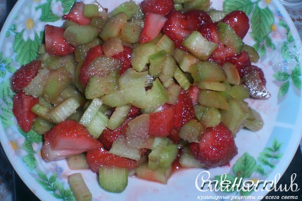 Наливной пирог с ревенем и клубникой