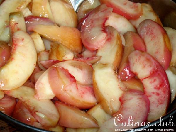Пирог с творогом и персиками