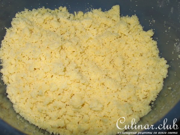 Штрейзельный пирог с клубникой, ревенем и миндалем