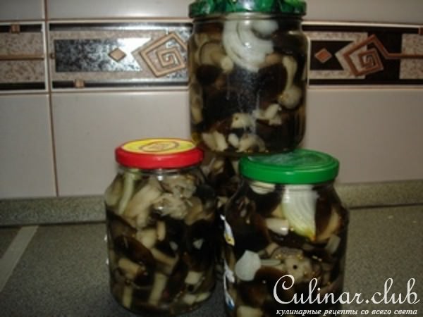 Маринованные грибы в кисло-сладкой заливке .