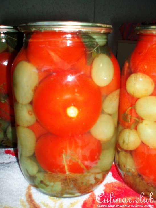 Маринованные помидоры с виноградом