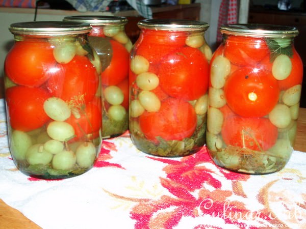 Маринованные помидоры с виноградом