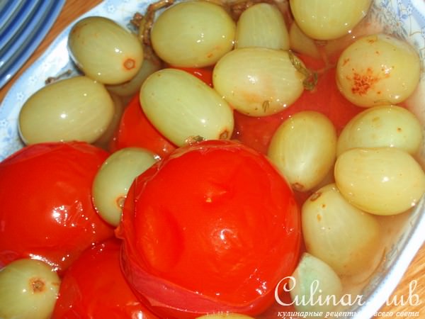 Маринованные помидоры с виноградом