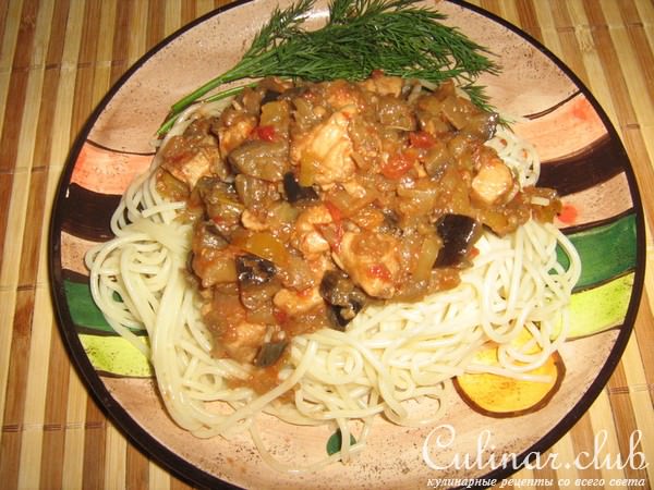 Густой соус с куриной грудкой и овощами.