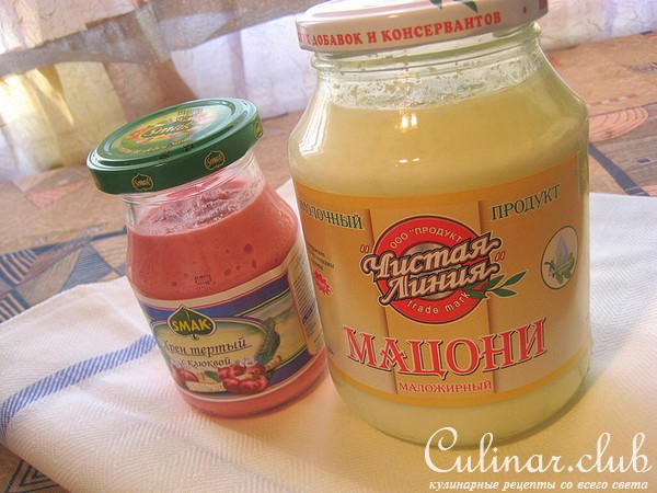 Розовый соус на основе мацони.