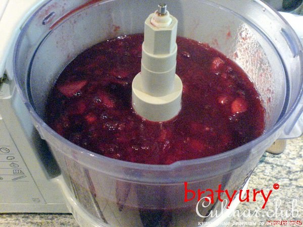 Соус сливовый необычайно вкусный, поданный к жареной куриной печени