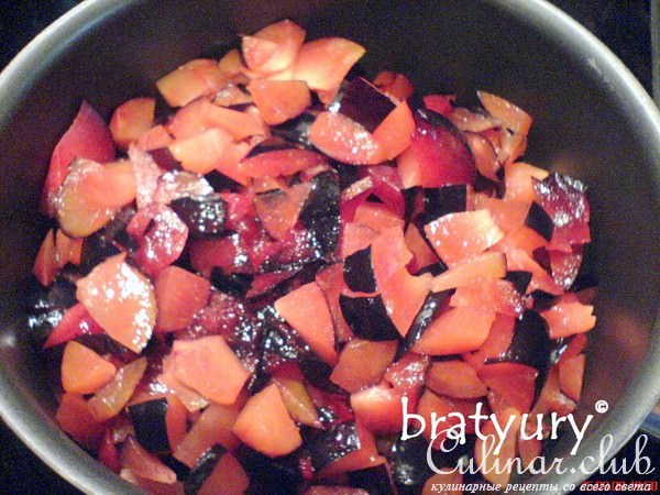 Соус сливовый необычайно вкусный, поданный к жареной куриной печени