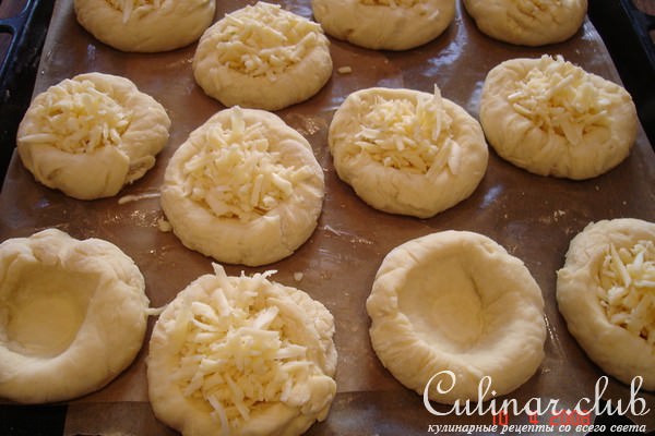 Борщ с черносливом и сырными плюшками