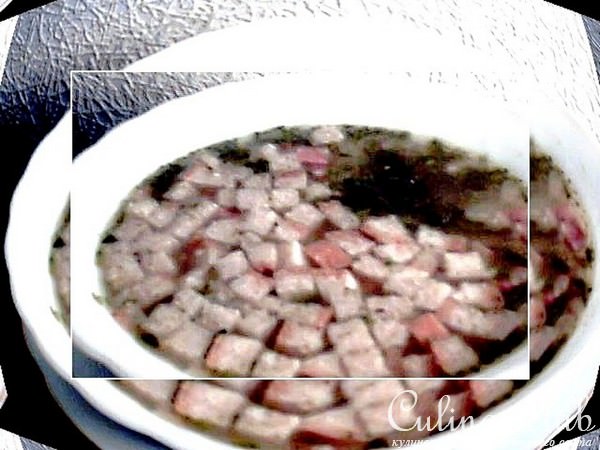 Суп с горохом, беконом и сухариками .