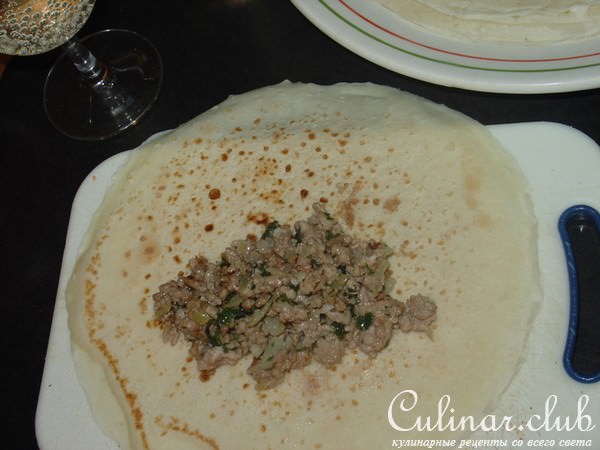 Фаршированныe блинчики в шампиньоновом супчике.