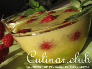Суп из дыни и малины с мятой