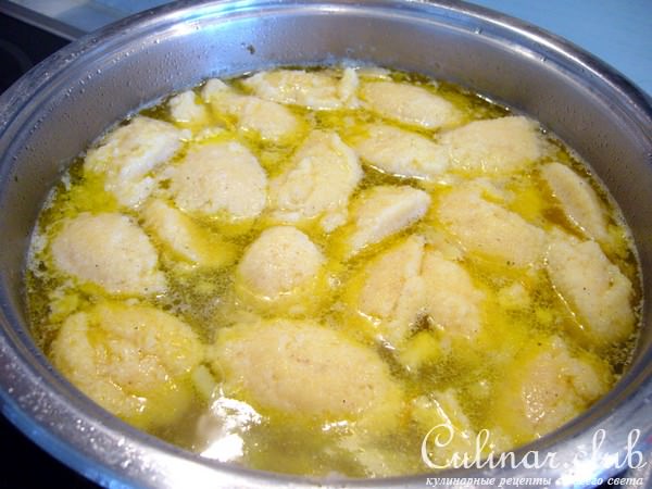 Куринный супчик с манными клецками и стручковой фасолью