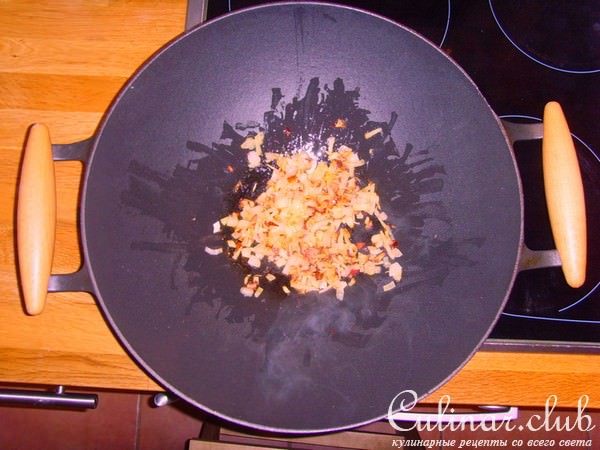 Горячий карибский суп с курицей и кокосовым молоком
