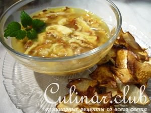 Бульон с лапшой из омлета и чипсы из сельдерея к нему