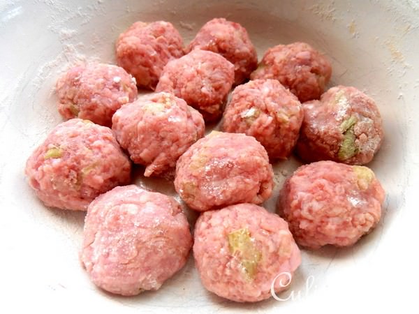 Борщ с фрикадельками и фасолью