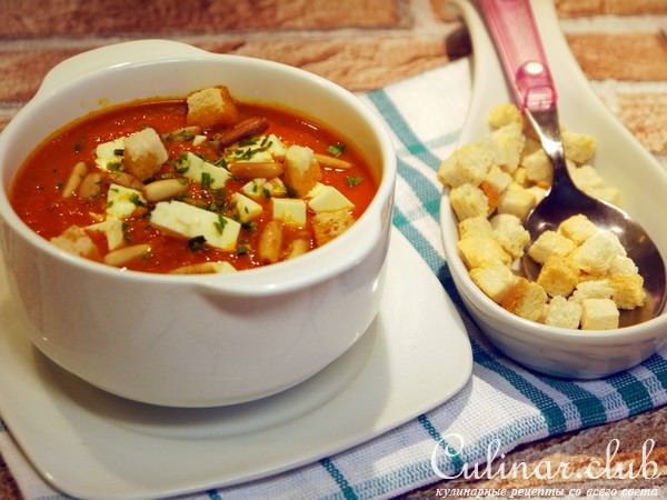 Томатно-морковный суп-пюре с брынзой и кедровыми орешками