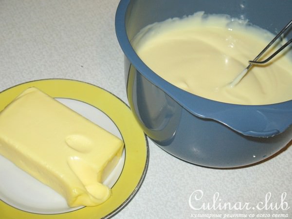 Безейный тортик с клубникой. Укутанный снегами и туманами.