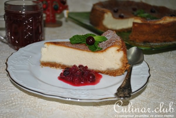 Чизкейк с маскарпоне, клюквенным соусом и корицей