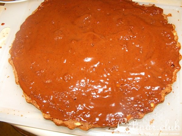 Шоколадно-ореховый торт с мягким кремом.