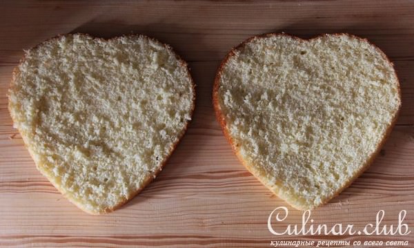 Бисквитный торт с персиками, миндалем и кремом из зефира