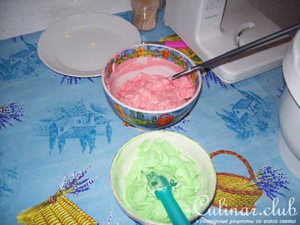Украшение торта масляным кремом.