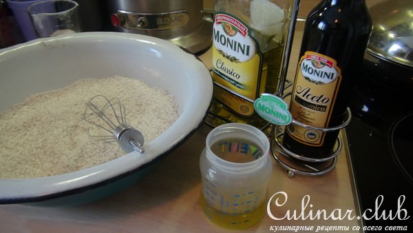 Морковный венок с ананасами и засахаренными фиалками