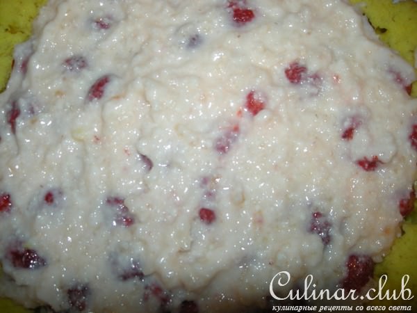 Шарлотка с ягодами и сливками