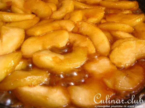 Яблочный торт с карамельным Баварским муссом с корицей