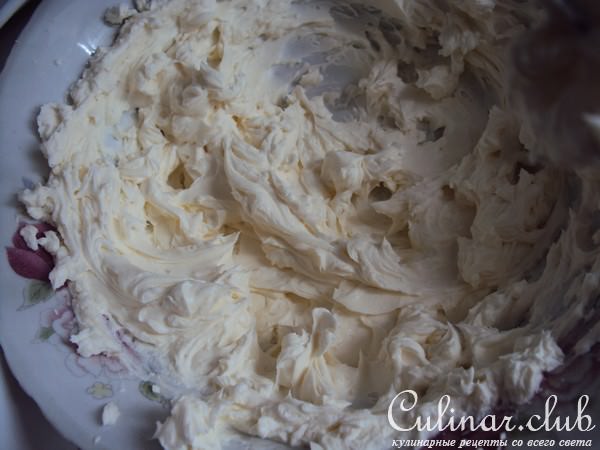 Торт со сливочным сыром, клубникой и миндалем