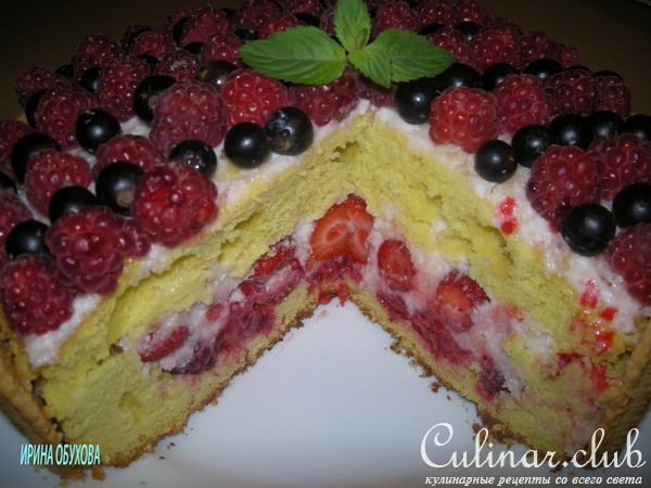 Шарлотка с ягодами и сливками