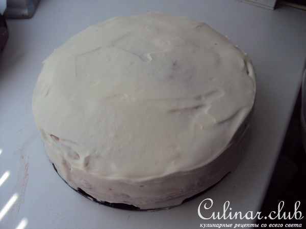 Торт со сливочным сыром, клубникой и миндалем