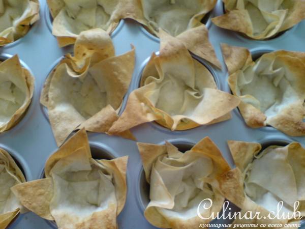 Корзинки с кокосовым кремом и маринованной клубникой