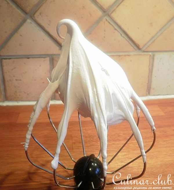Торт Подушка, Фисташковый масляный бисквит, Swiss Meringue Buttercream