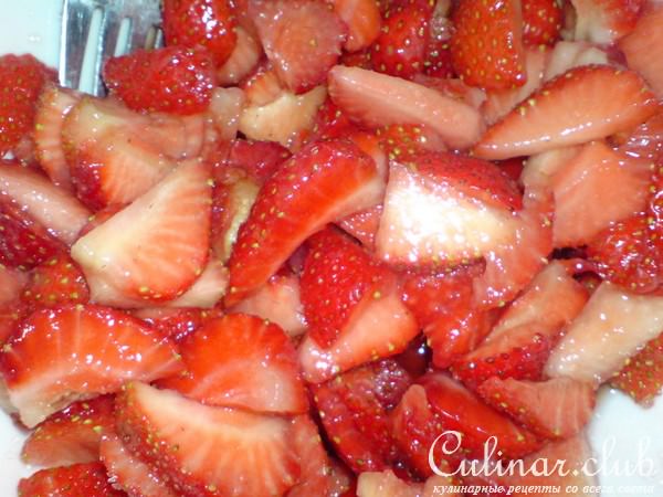 Корзинки с кокосовым кремом и маринованной клубникой