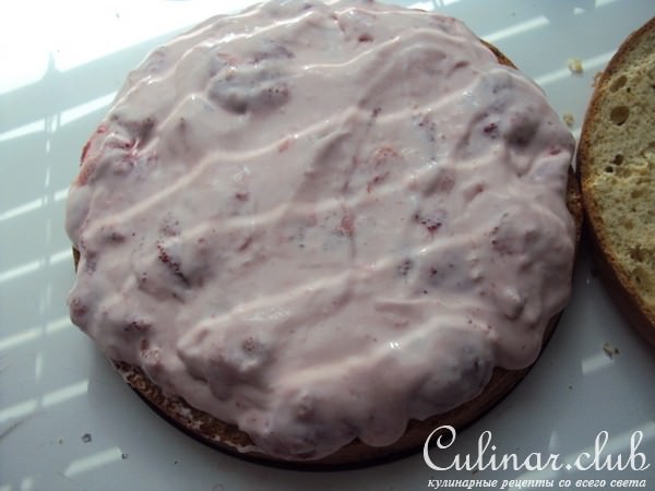 Торт со сливочным сыром, клубникой и миндалем