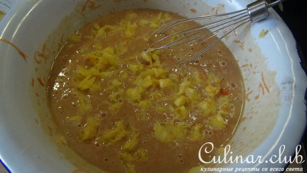Морковный венок с ананасами и засахаренными фиалками