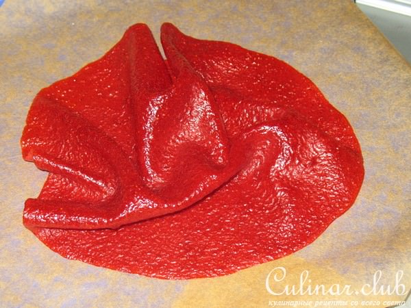 Безейный тортик с клубникой. Укутанный снегами и туманами.