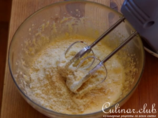 Сливочно-рисовый торт с мандаринами и клубничным соусом