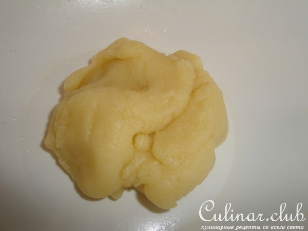 Шу с кремом патисьер и клубничным соусом