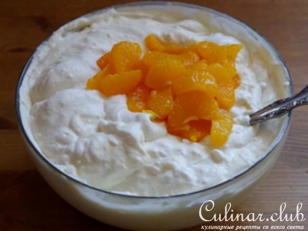 Сливочно-рисовый торт с мандаринами и клубничным соусом