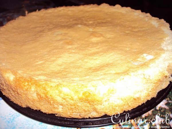 Торт с яичным ликером и ягодами