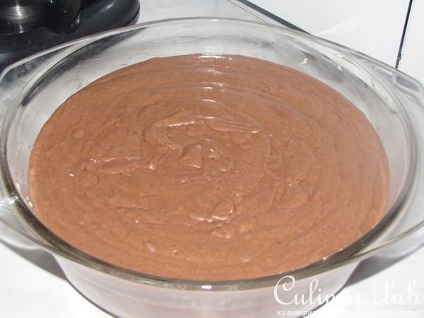 Шоколадный тортик с клюковкой, приготовленный в СВЧ.