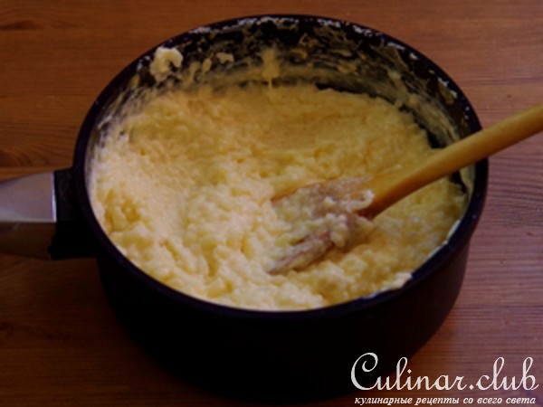 Сливочно-рисовый торт с мандаринами и клубничным соусом